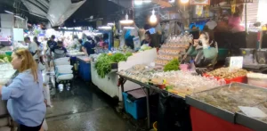 Mehr über den Artikel erfahren Der Fischmarkt von Dazam in Naklua/ Pattaya