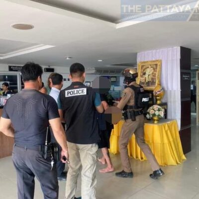 Zwei ausländische Touristen am Strand von Pattaya verhaftet, weil sie sich weigerten, für Strandkörbe zu bezahlen