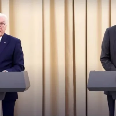 Steinmeier ist bestimmt auch mit Kohle aus Deutschland hier, die er verteilt.