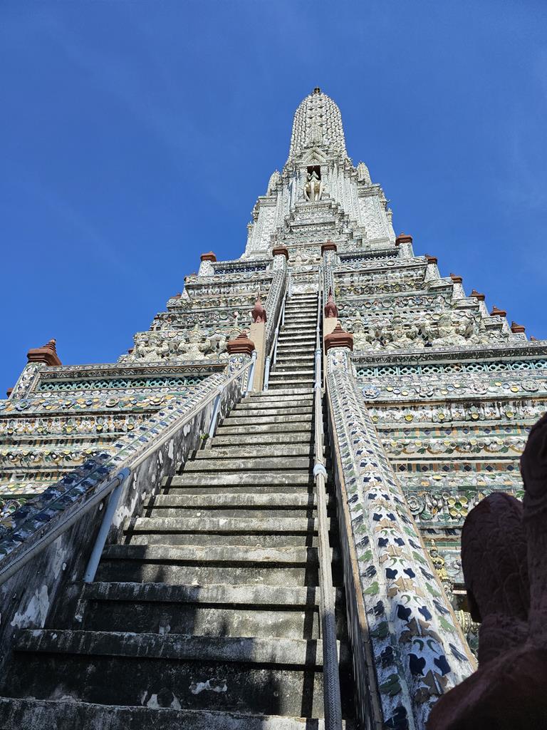 Du betrachtest gerade Besuch des WAT ARUN in BANGKOK mit Bootstour auf den CHAO PHRAYA  / Video