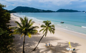 Mehr über den Artikel erfahren Die Zahl der russischen Besucher in Phuket geht sofort zurück, Phuket hat Schwierigkeiten, Lösungen für Hunderte gestrandete Touristen zu finden, die aufgrund von Sanktionen keinen Zugang zu Geldern haben
