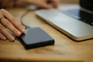 Mehr über den Artikel erfahren Power Bank im Flugzeug explodiert.