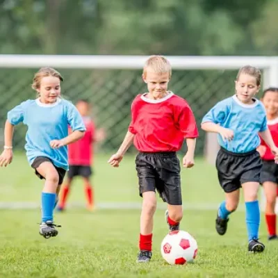 4 Jährige wird von einem älteren Jungen geschlagen