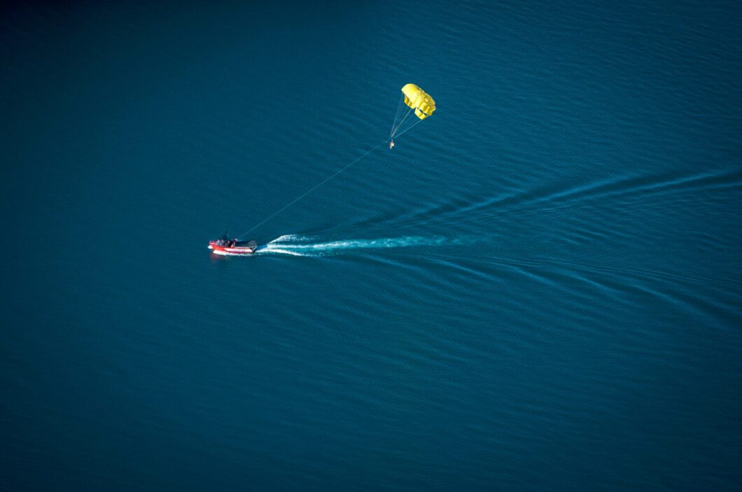 Du betrachtest gerade Chinesischer Tourist nach Parasailing-Unfall in Phuket verletzt