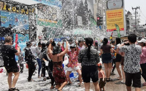 Mehr über den Artikel erfahren Pattaya feiert am 19. April Songkran, während an anderen Orten in Chonburi wochenlang Wasser plätschert
