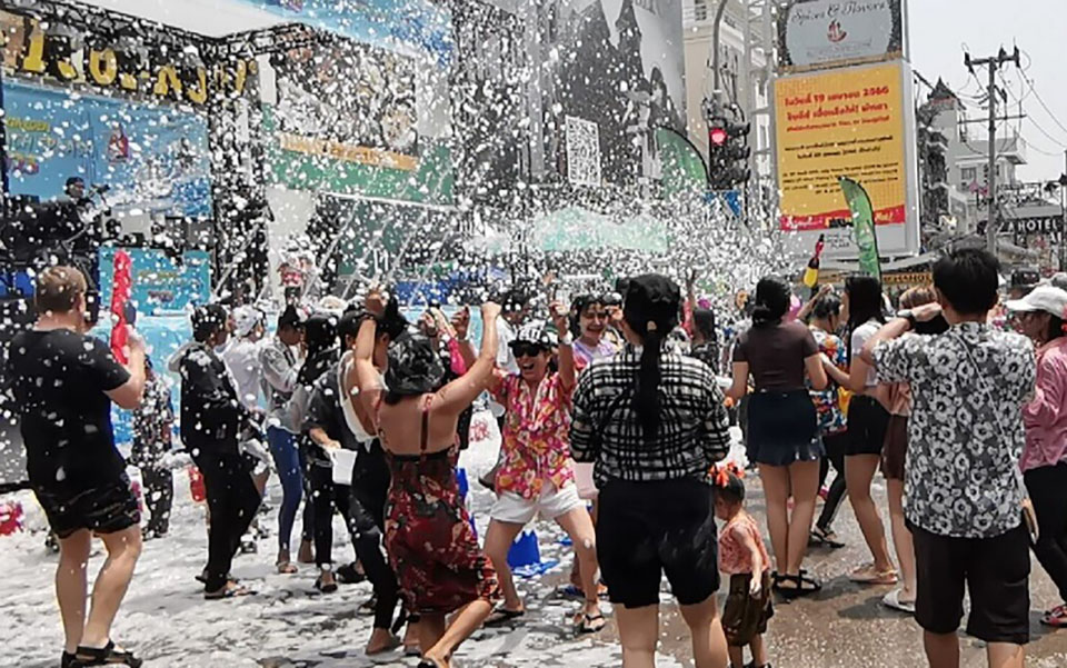 Du betrachtest gerade Pattaya feiert am 19. April Songkran, während an anderen Orten in Chonburi wochenlang Wasser plätschert
