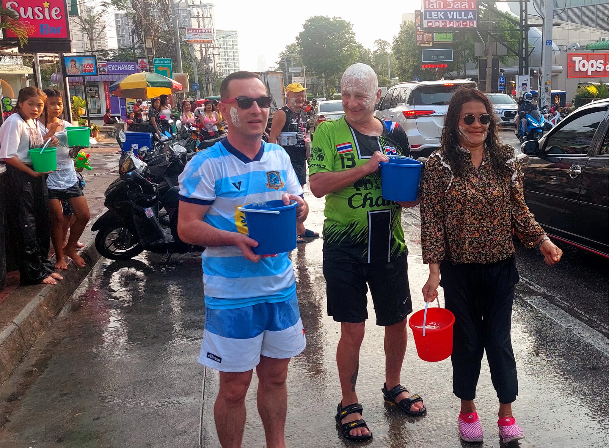 Wir sind in Sicherheit und haben Songkran überlebt