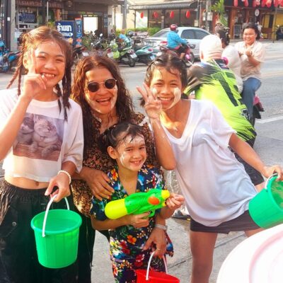 Willst du nicht nass werden, bleib zu Hause oder zeig ihn an beim Songkran