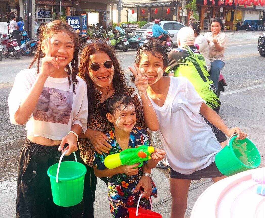 Willst du nicht nass werden, bleib zu Hause oder zeig ihn an beim Songkran