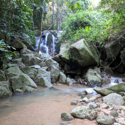 Wasserfall versiegt, da kein Zufluss da ist.
