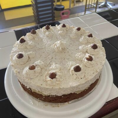 Ein Weg der sich lohnt, leckerer Kaffee mit leckeren Kuchen .