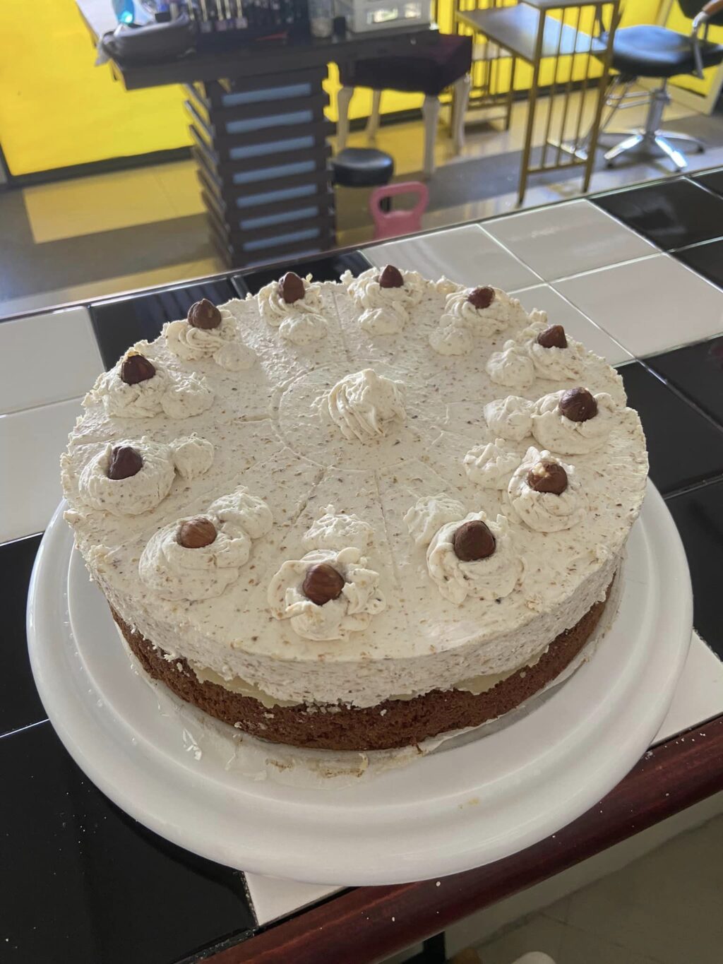 Ein Weg der sich lohnt, leckerer Kaffee mit leckeren Kuchen .