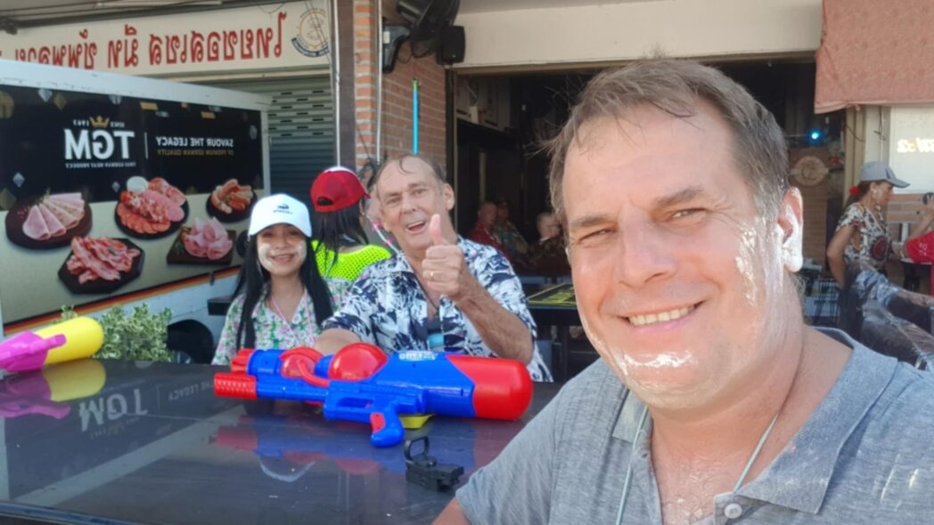 Die letzte Chance sich kostenlos duschen zu lassen, ist heute oder am 20.April in der Bangsaray südlich von Pattaya