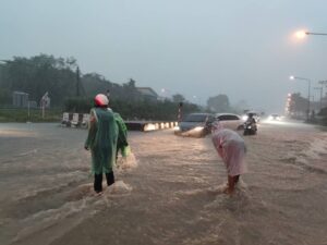 Mehr über den Artikel erfahren Wetteralarm, Touristen bleiben aus, nackter Europäer. Elefanten sind gefährlich.