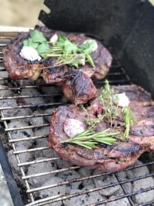 Mehr über den Artikel erfahren Rosmarin und ein leckeres Steak von meiner Rosemarie gebraten. Beugt gegen Alzheimer vor.