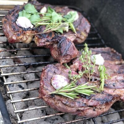 Rosmarin und ein leckeres Steak von meiner Rosemarie gebraten. Beugt gegen Alzheimer vor.