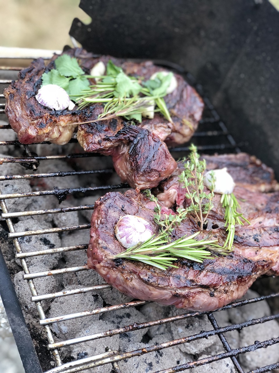 Rosmarin und ein leckeres Steak von meiner Rosemarie gebraten. Beugt gegen Alzheimer vor.