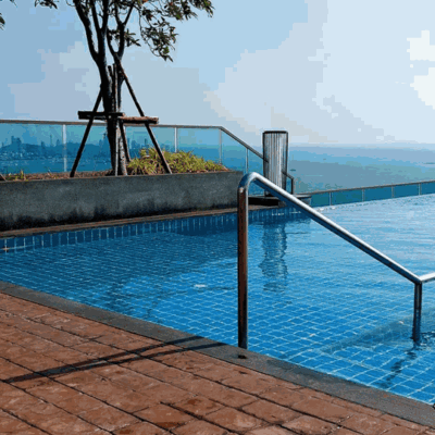 Helmut sitzt am Pool mit Frühstück, während ihr noch schlummert