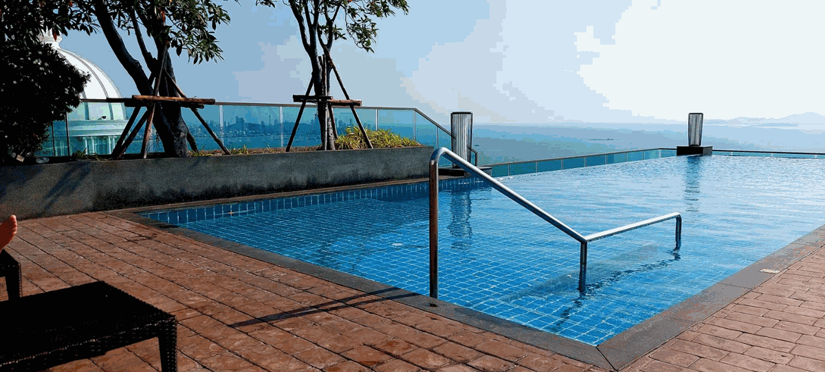 Du betrachtest gerade Helmut sitzt am Pool mit Frühstück, während ihr noch schlummert